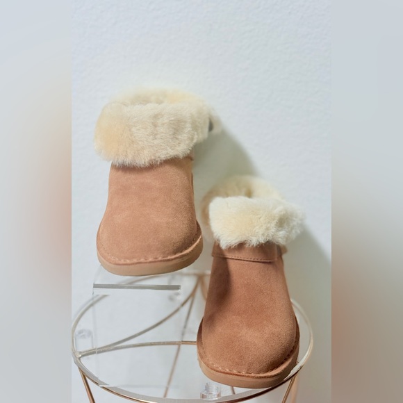 New UGG Tan Suede Boots with Sheepskin Fur - Picture 6 of 7